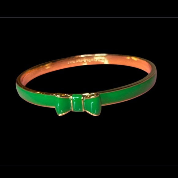 Kate Spade New York Take a Bow enamel bangle bracelet in emerald green - Picture 2 of 3